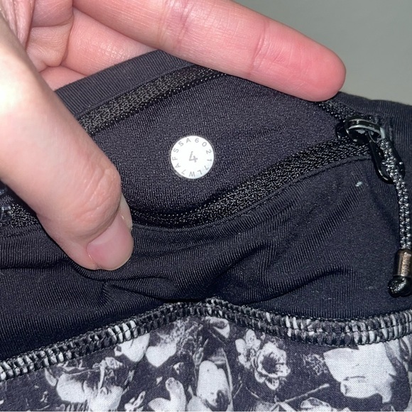 Lululemon Speed Short (4-way Stretch 2.5") Mash Up White Black / Black Size 4 - Picture 3 of 3